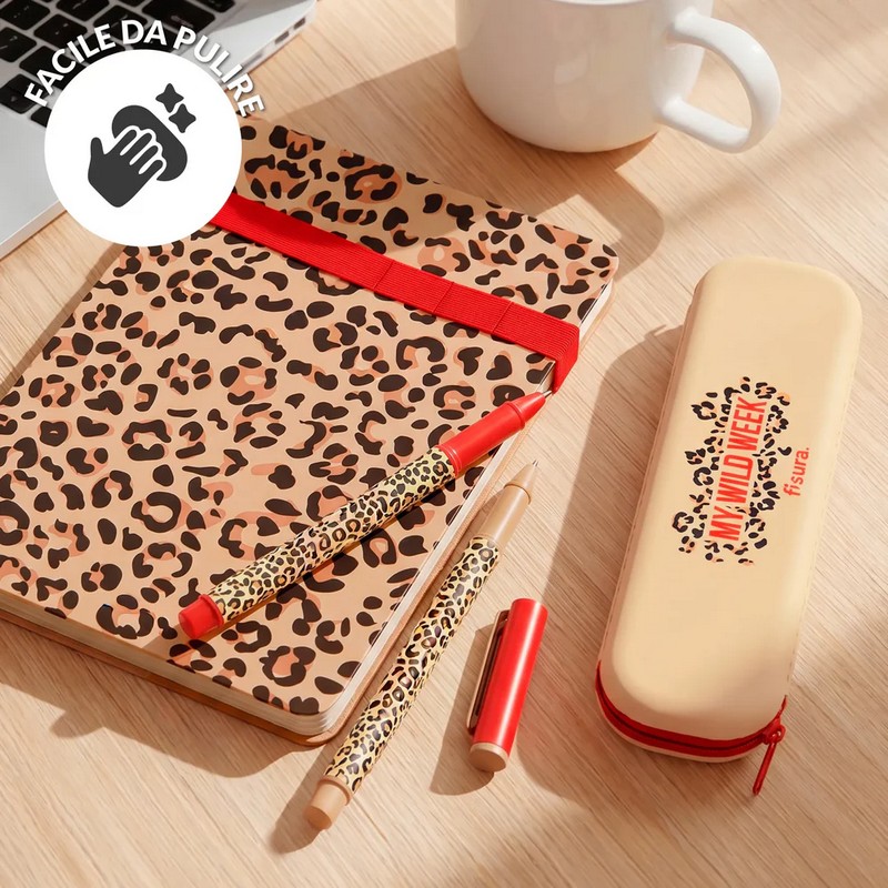 Astuccio in silicone beige morbido con scritta “My wild week” e chiusura zip