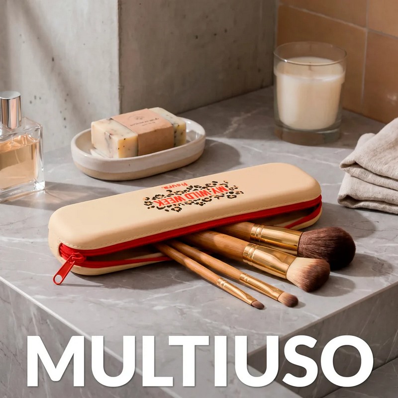 Astuccio in silicone beige morbido con scritta “My wild week” e chiusura zip