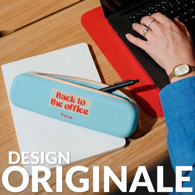 Astuccio in silicone azzurro morbido con scritta “Back to the office” e chiusura zip