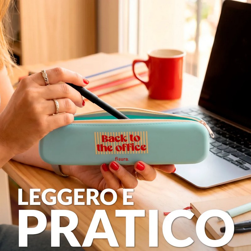 Astuccio in silicone azzurro morbido con scritta “Back to the office” e chiusura zip
