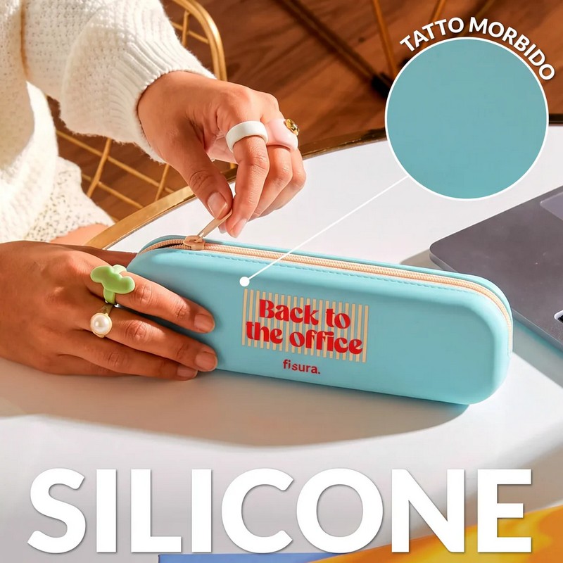 Astuccio in silicone azzurro morbido con scritta “Back to the office” e chiusura zip