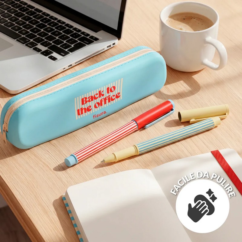 Astuccio in silicone azzurro morbido con scritta “Back to the office” e chiusura zip