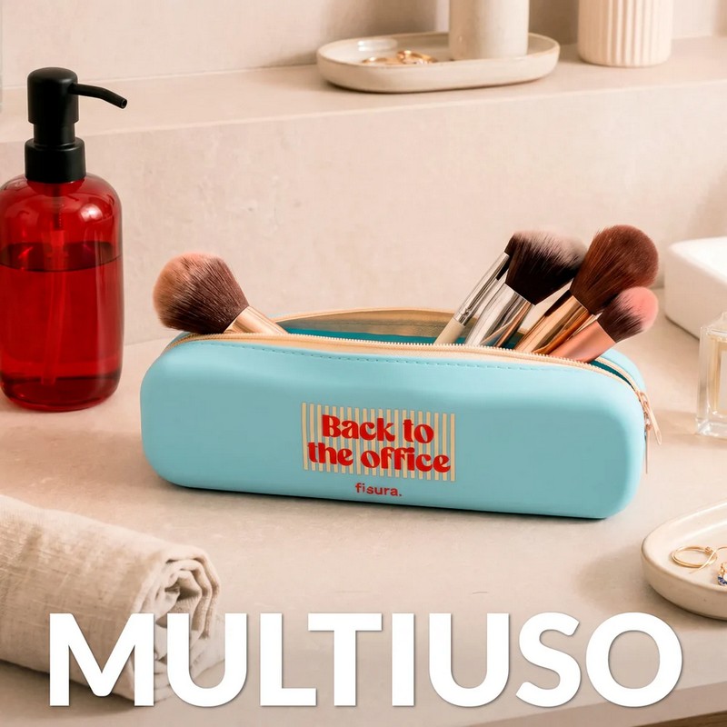 Astuccio in silicone azzurro morbido con scritta “Back to the office” e chiusura zip