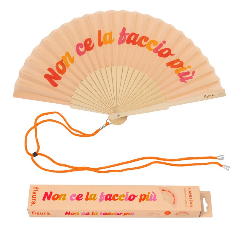 Ventaglio color pesca in bambù decorato con scritta “Non ce la faccio più”, perfetto come regalo estivo