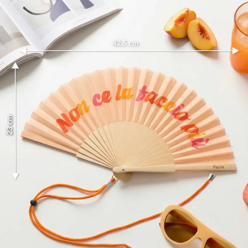Ventaglio color pesca in bambù decorato con scritta “Non ce la faccio più”, perfetto come regalo estivo