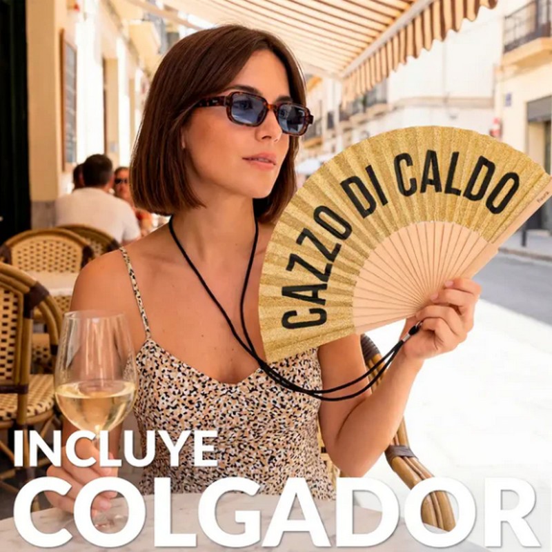 Ventaglio glitter oro in bambù decorato con scritta “Cazzo di caldo”, perfetto come regalo estivo