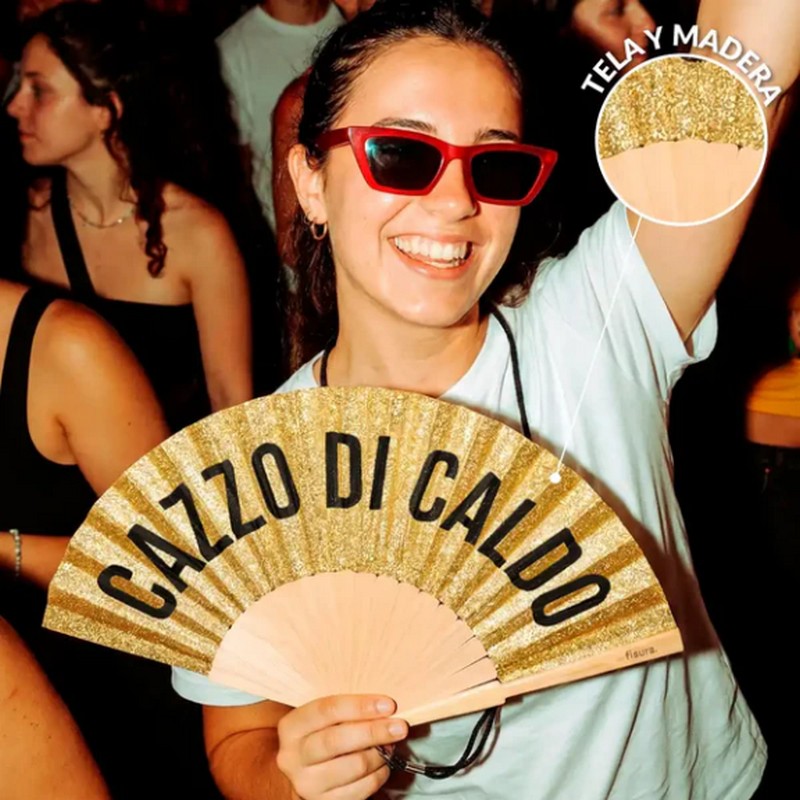 Ventaglio glitter oro in bambù decorato con scritta “Cazzo di caldo”, perfetto come regalo estivo