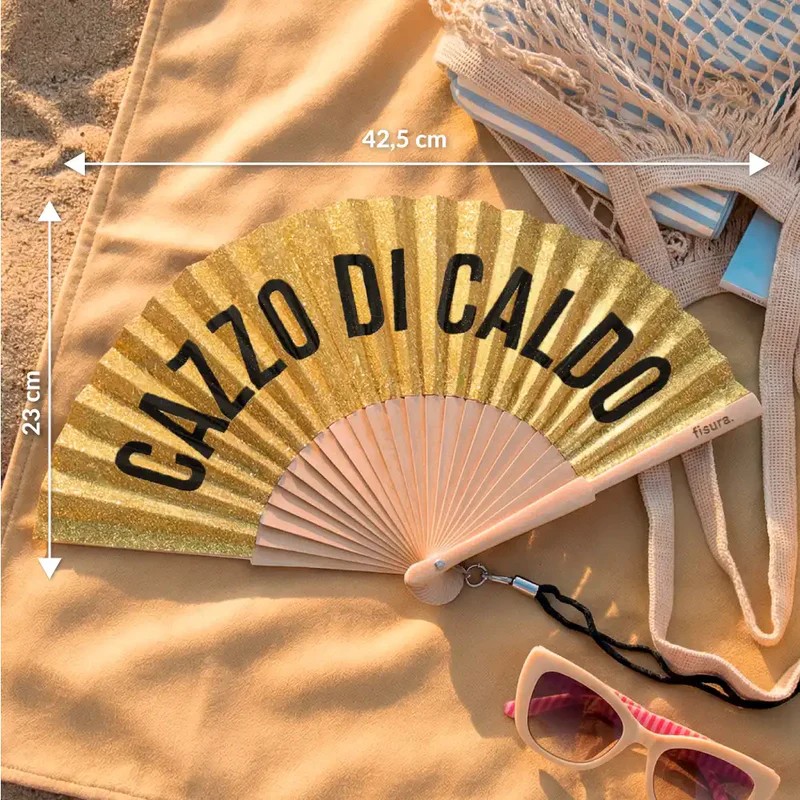 Ventaglio glitter oro in bambù decorato con scritta “Cazzo di caldo”, perfetto come regalo estivo