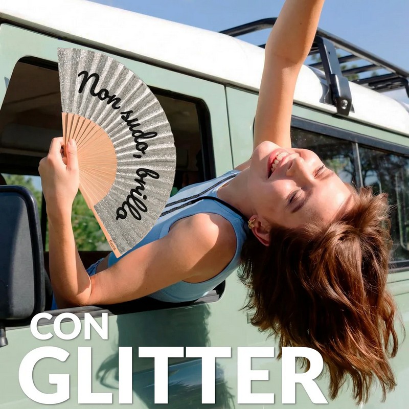 Ventaglio glitter argento in bambù decorato con scritta “Non sudo, brillo”, perfetto come regalo estivo
