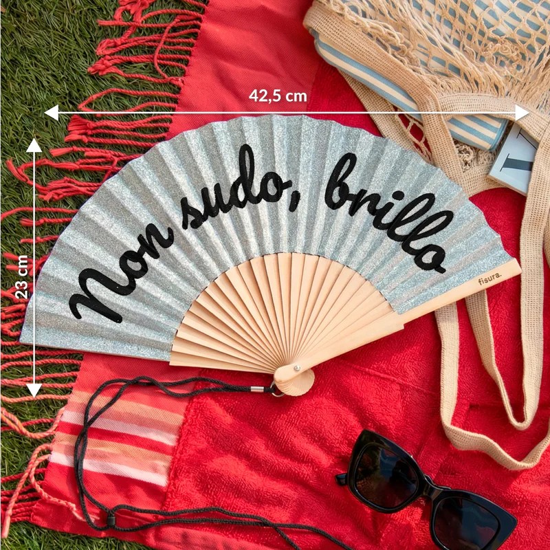 Ventaglio glitter argento in bambù decorato con scritta “Non sudo, brillo”, perfetto come regalo estivo