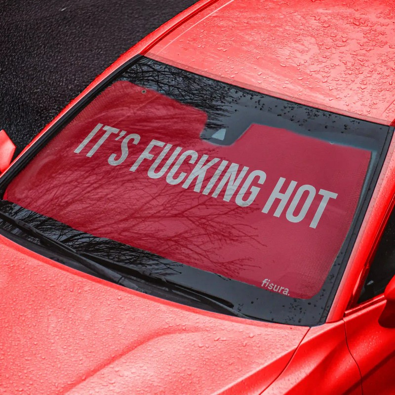 Parasole auto rosso per vetro anteriore con scritta “It's fucking hot”