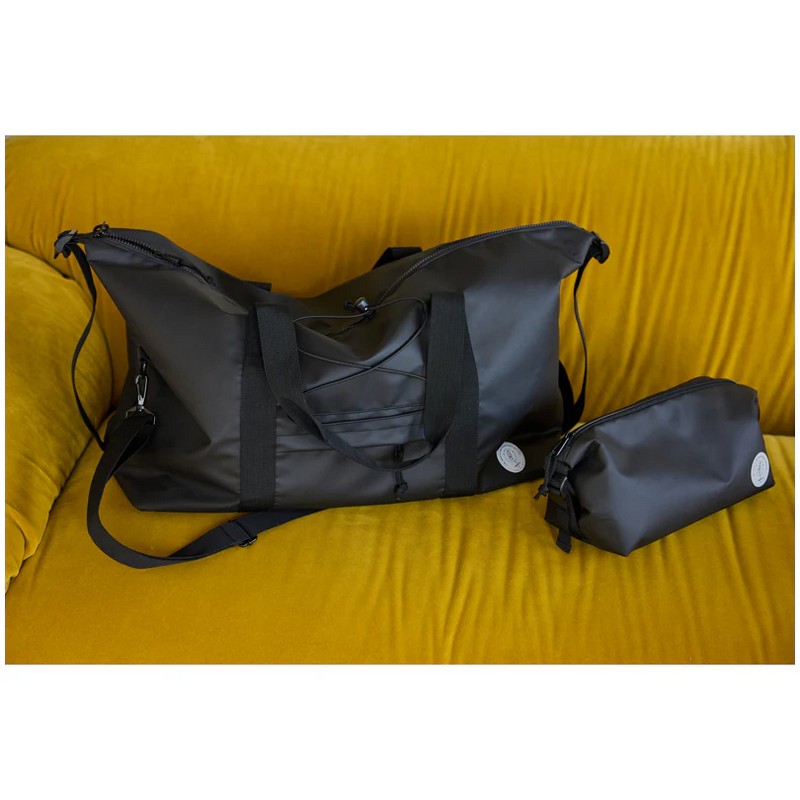 Beauty case impermeabile gommato nero da 2.5 litri realizzato per il 50% con materiale riciclato