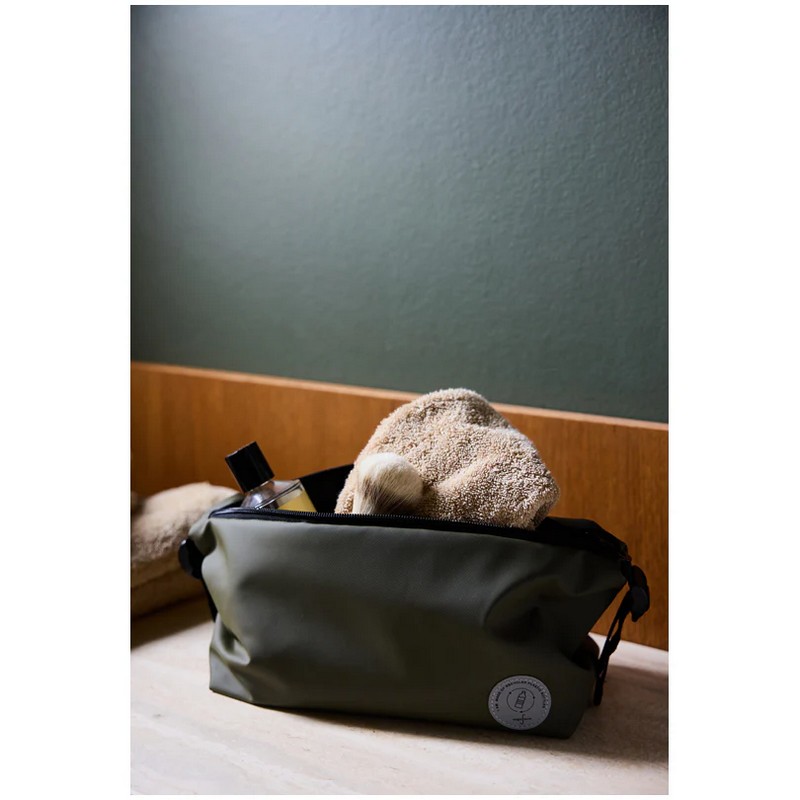 Beauty case impermeabile gommato verde da 2.5 litri realizzato per il 50% con materiale riciclato