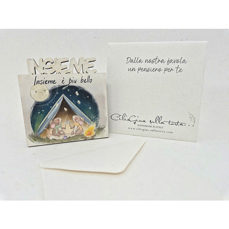 Biglietto magnetico a tema coppia o amici in legno con busta, disegno e dedica “Insieme è più bello”