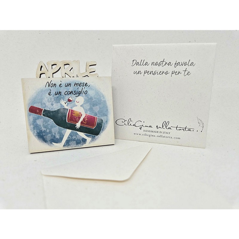 Biglietto magnetico “Aprile” in legno con busta, disegno e dedica “Non è un mese, è un consiglio”