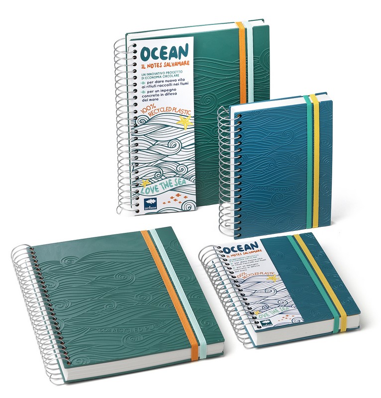 Quaderno dimensione A6 Ocean, il notes salvamare, con copertina in plastica riciclata, carta riciclata per le pagine e rilegatura a spirale, made in Italy