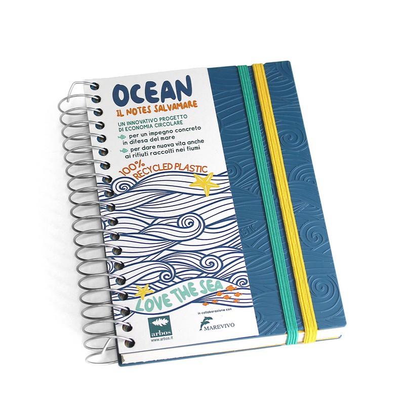 Quaderno dimensione A6 Ocean, il notes salvamare, con copertina in plastica riciclata, carta riciclata per le pagine e rilegatura a spirale, made in Italy