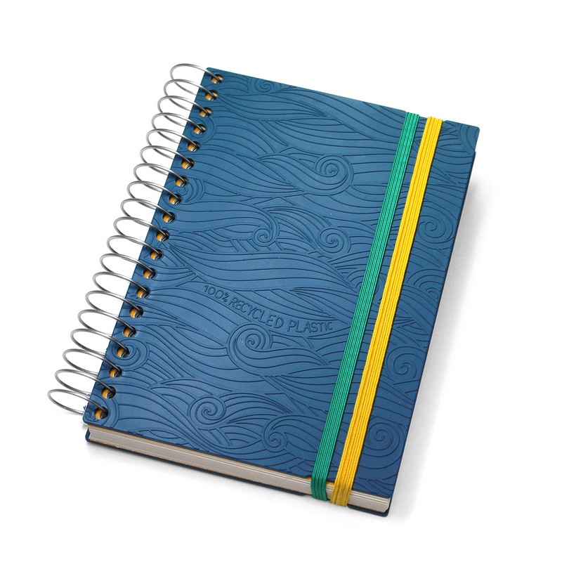 Quaderno dimensione A6 Ocean, il notes salvamare, con copertina in plastica riciclata, carta riciclata per le pagine e rilegatura a spirale, made in Italy