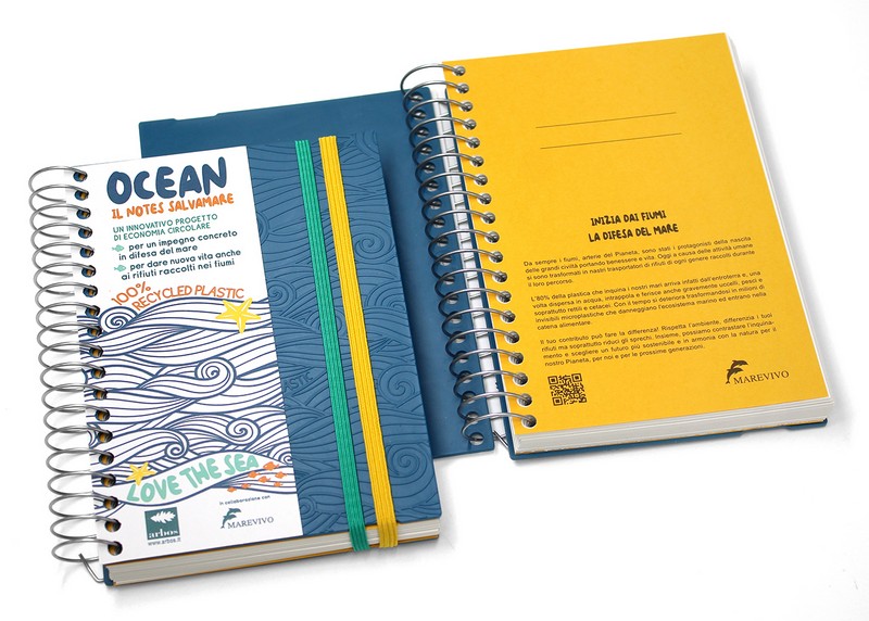 Quaderno dimensione A6 Ocean, il notes salvamare, con copertina in plastica riciclata, carta riciclata per le pagine e rilegatura a spirale, made in Italy