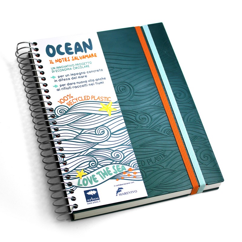 Quaderno dimensione A5 Ocean, il notes salvamare, con copertina in plastica riciclata, carta riciclata per le pagine e rilegatura a spirale, made in Italy