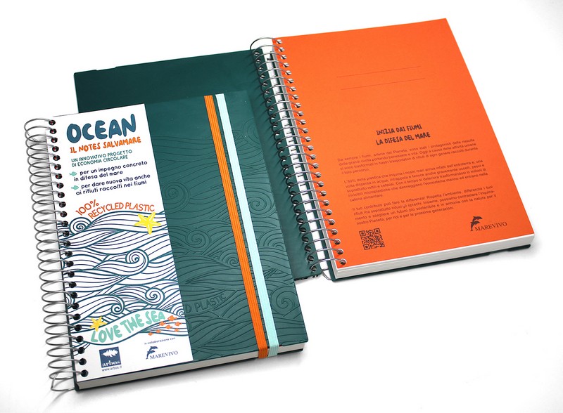 Quaderno dimensione A5 Ocean, il notes salvamare, con copertina in plastica riciclata, carta riciclata per le pagine e rilegatura a spirale, made in Italy