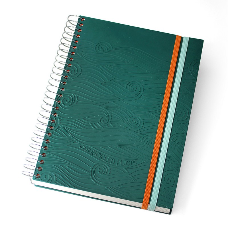 Quaderno dimensione A5 Ocean, il notes salvamare, con copertina in plastica riciclata, carta riciclata per le pagine e rilegatura a spirale, made in Italy