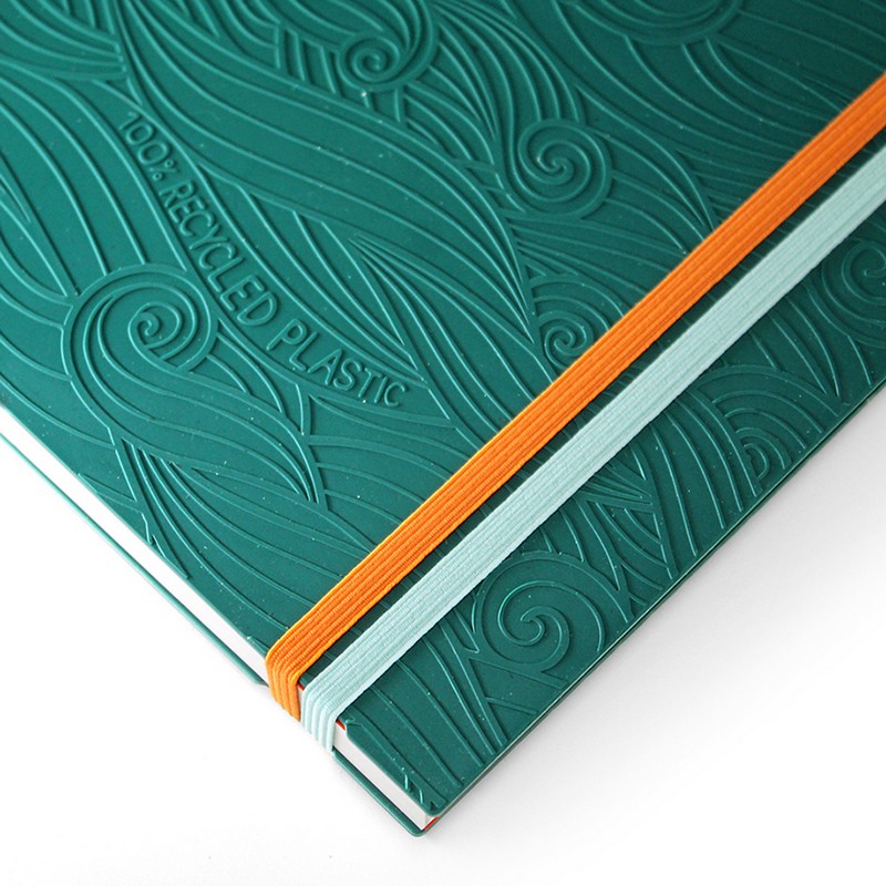 Quaderno dimensione A5 Ocean, il notes salvamare, con copertina in plastica riciclata, carta riciclata per le pagine e rilegatura a spirale, made in Italy