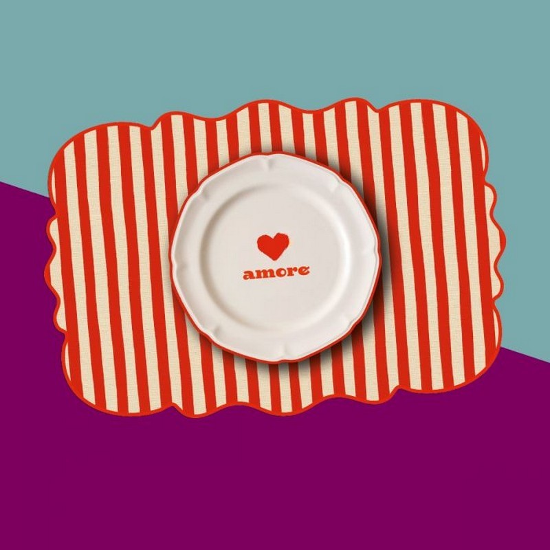 Tovaglietta americana sagomata a righe in plastica flessibile decorata con cuore e scritta “Amore”