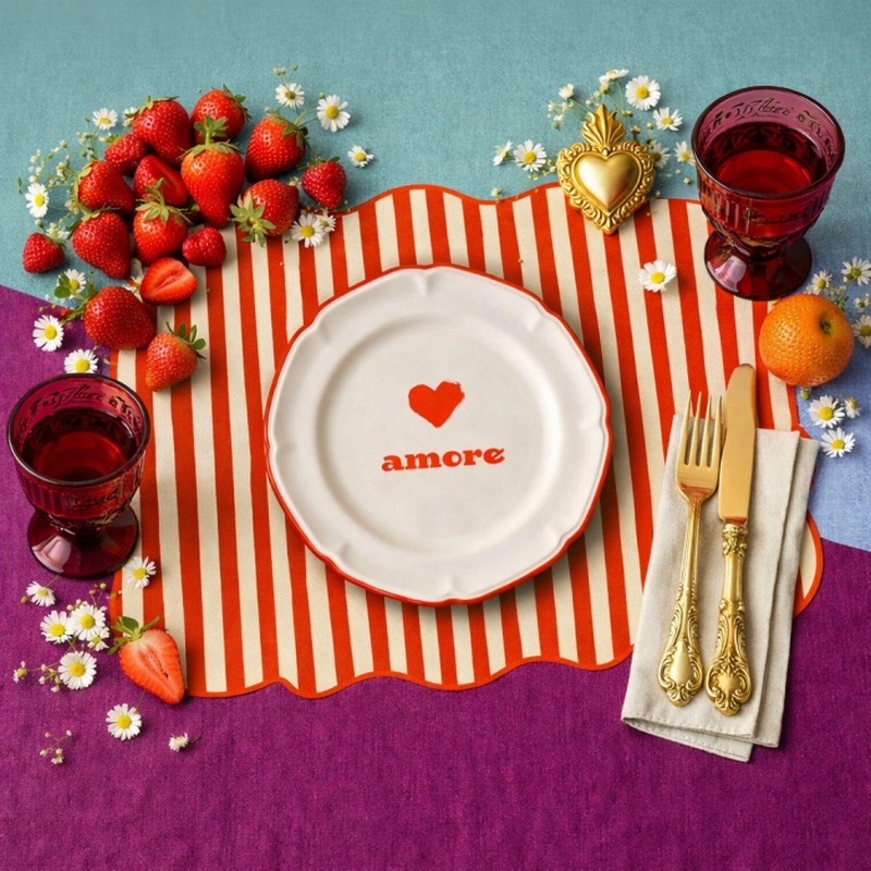 Tovaglietta americana sagomata a righe in plastica flessibile decorata con cuore e scritta “Amore”