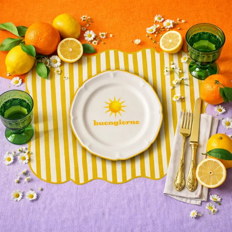 Tovaglietta americana sagomata a righe in plastica flessibile decorata con sole e scritta “Buongiorno”