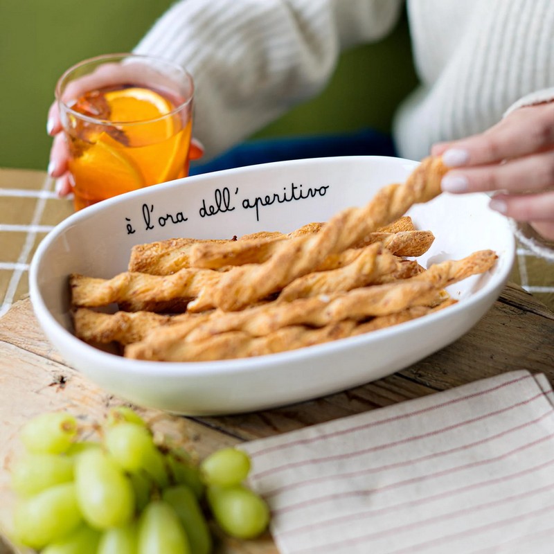 Piatto da portata ovale in ceramica bianca decorato con scritta “È l'ora dell'aperitivo” e cuore, utilizzabile anche come vassoio o centrotavola