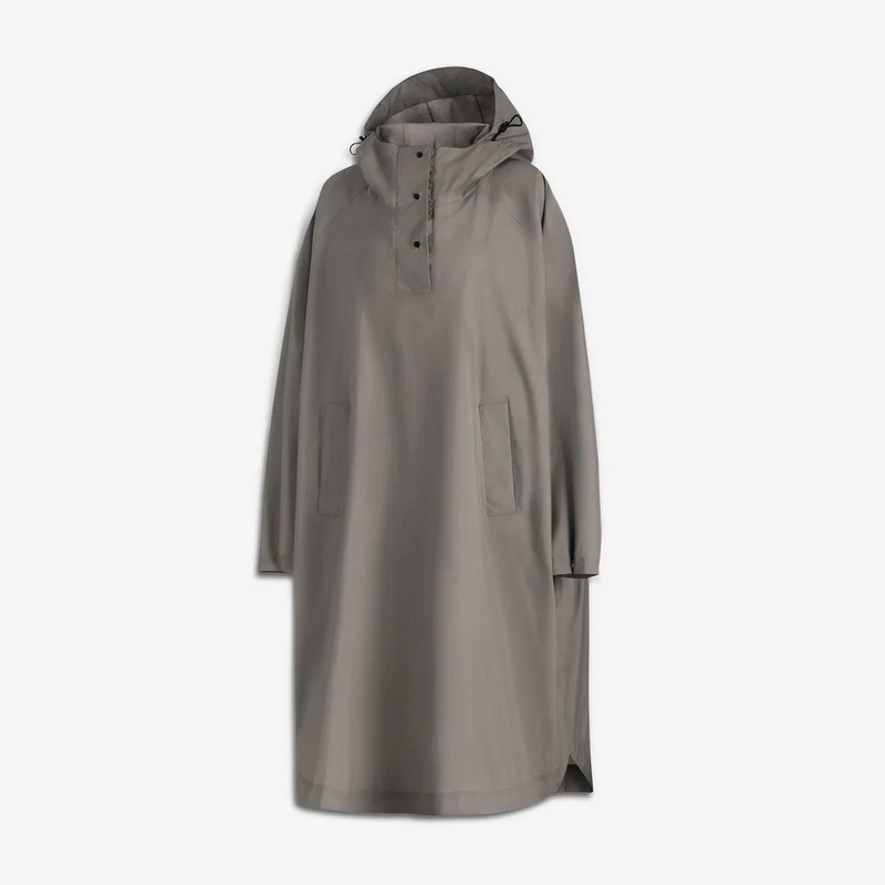 Poncho da viaggio pieghevole grigio talpa, salvaspazio e utilissimo da riporre in valigia
