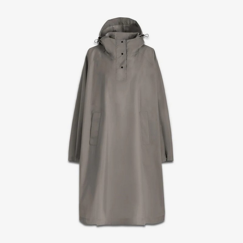 Poncho da viaggio pieghevole grigio talpa, salvaspazio e utilissimo da riporre in valigia