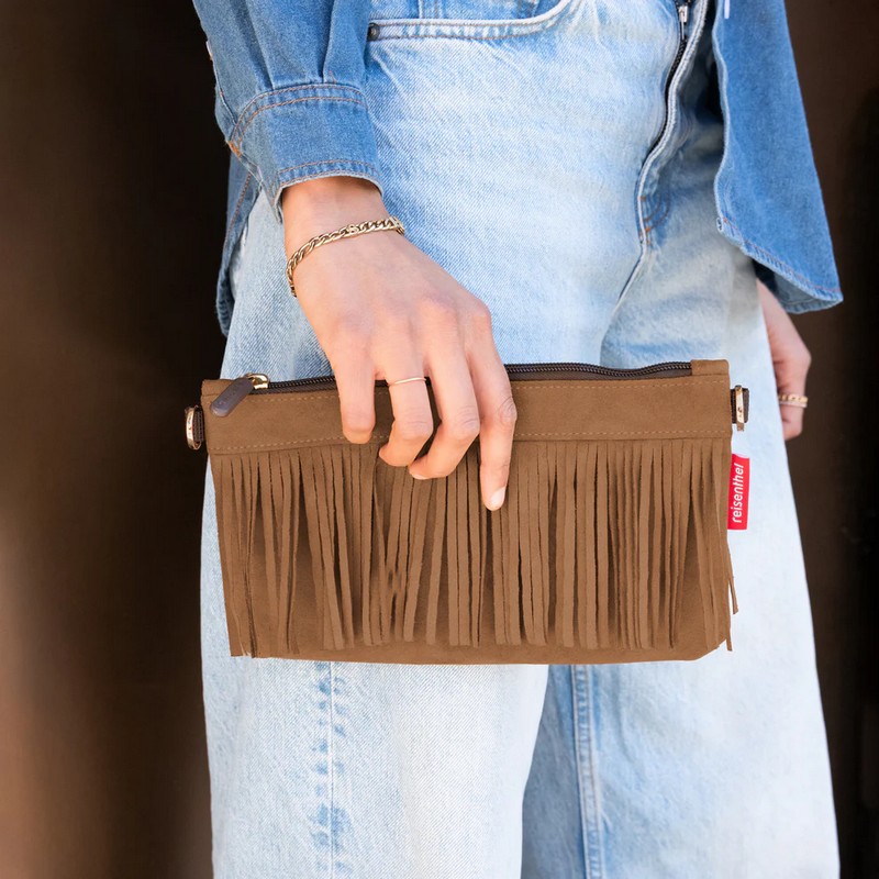 Borsa a tracolla scamosciata marrone con frange in stile western adatta a lavoro e uscite cittadine