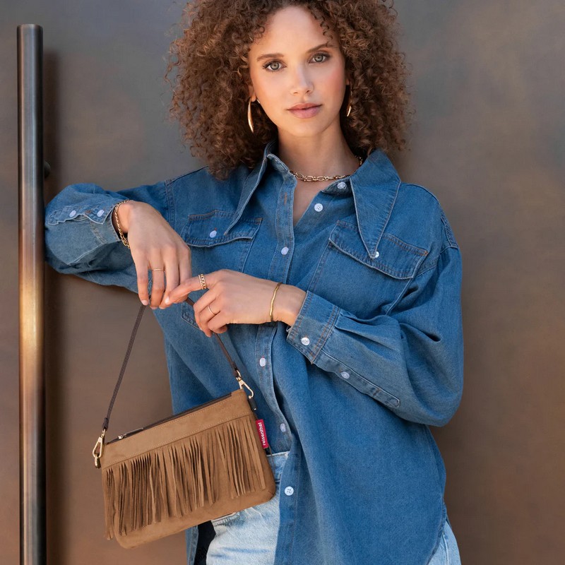 Borsa a tracolla scamosciata marrone con frange in stile western adatta a lavoro e uscite cittadine