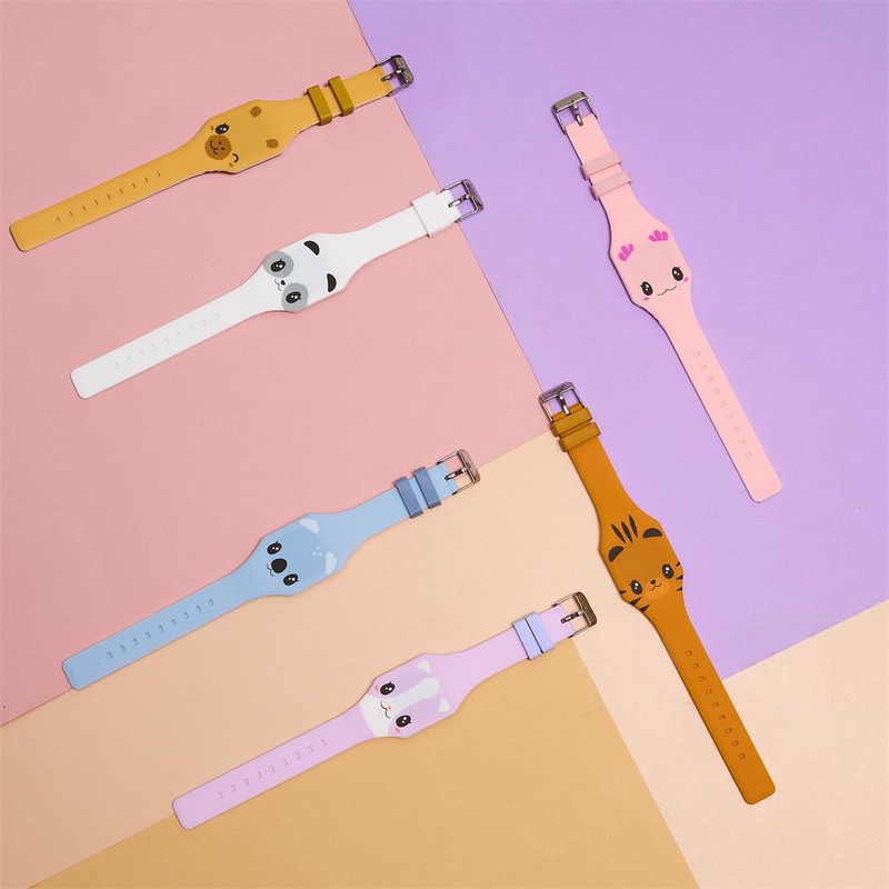 Orologio digitale per bambini a forma di animali assortiti (gatto, koala, capybara, tigre, axolotl e panda) con cinturino regolabile, basta premere in mezzo agli occhi dell'animale per vedere l'ora