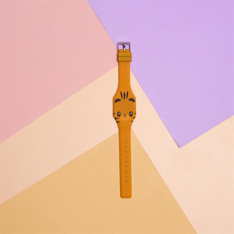 Orologio digitale per bambini a forma di animali assortiti (gatto, koala, capybara, tigre, axolotl e panda) con cinturino regolabile, basta premere in mezzo agli occhi dell'animale per vedere l'ora