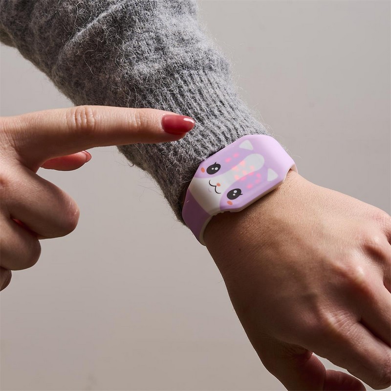 Orologio digitale per bambini a forma di animali assortiti (gatto, koala, capybara, tigre, axolotl e panda) con cinturino regolabile, basta premere in mezzo agli occhi dell'animale per vedere l'ora
