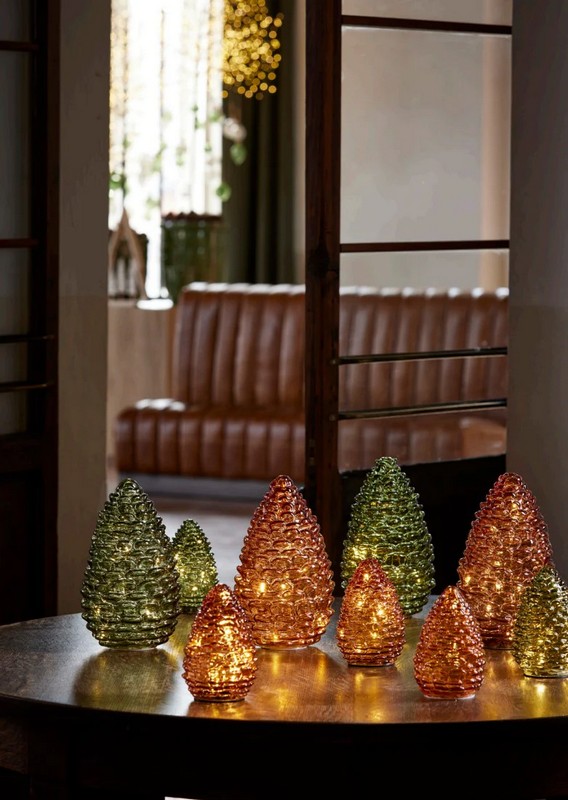 Pigna color ambra in vetro con all'interno luce led, funziona con 3 pile stilo AA