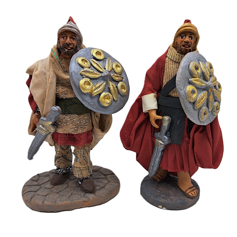 Soldato romano con spada e scudo in due varianti assortite del presepe napoletano, composta da due statuette separate, prodotto artigianale di Napoli fatto a mano e dipinto a mano