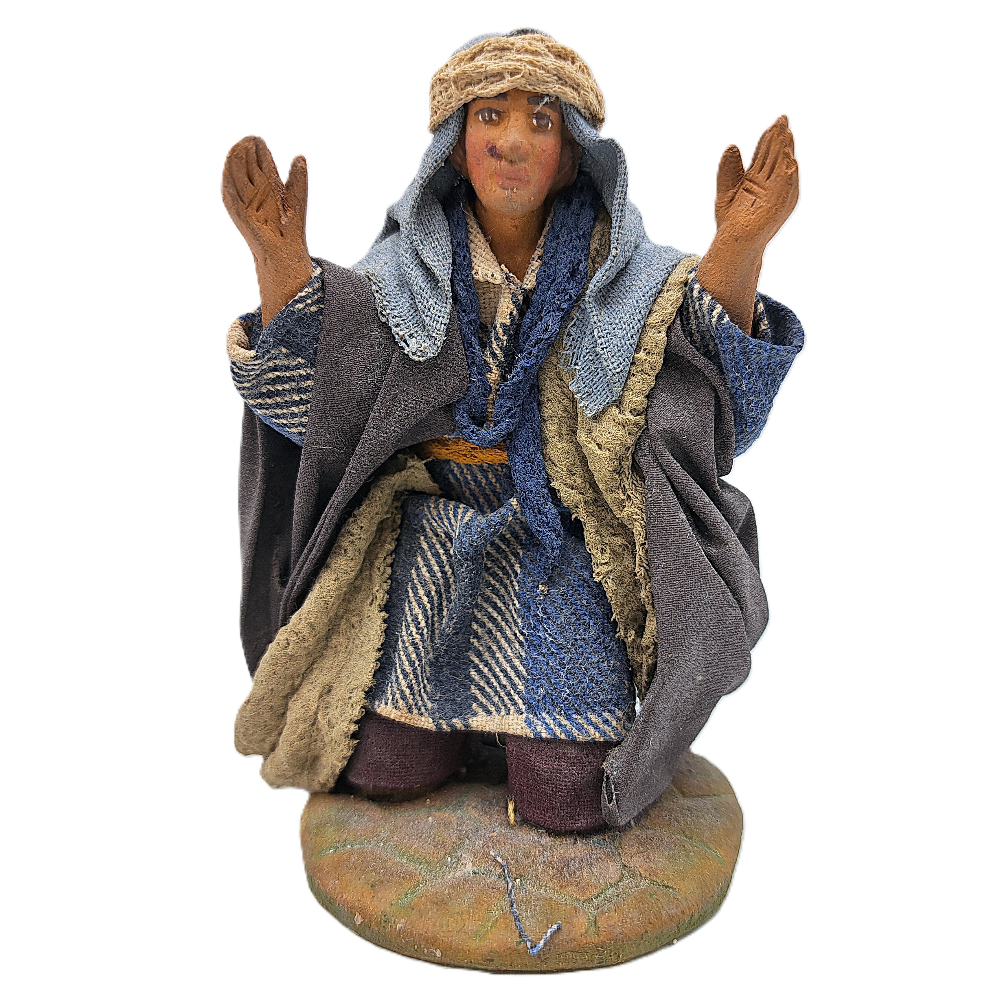 Uomo meravigliato in ginocchio con vesti blu del presepe napoletano, composta da due statuette separate, prodotto artigianale di Napoli fatto a mano e dipinto a mano
