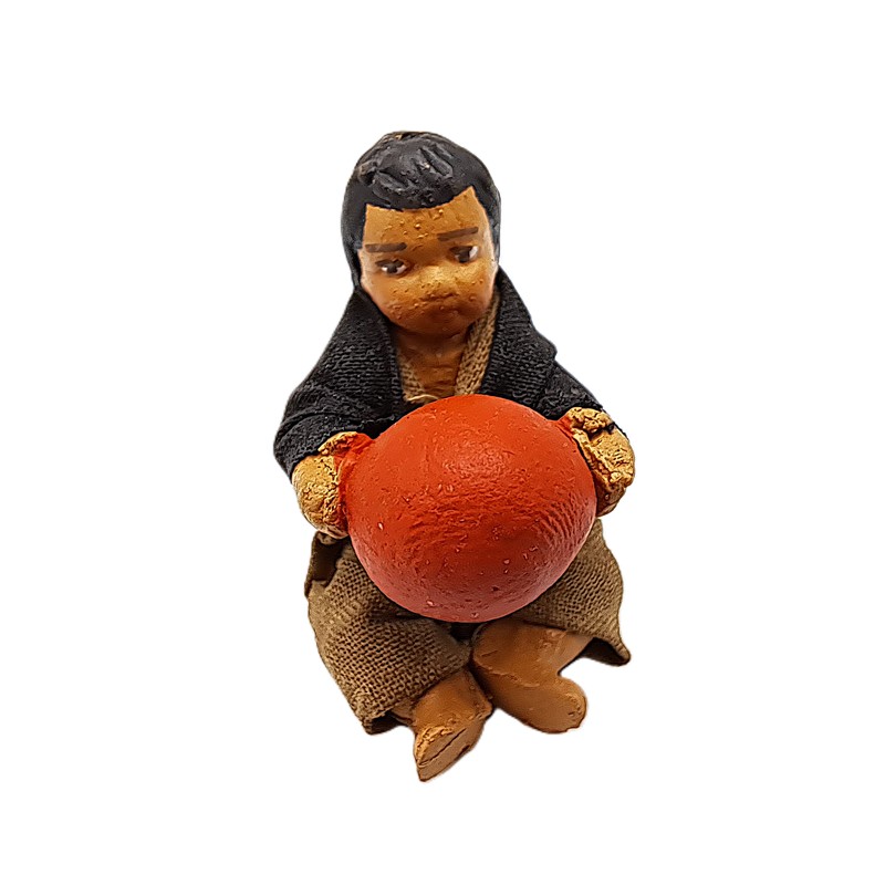 Bambino con pallone rosso del presepe napoletano, prodotto artigianale della città metropolitana di Napoli fatto a mano e dipinto a mano