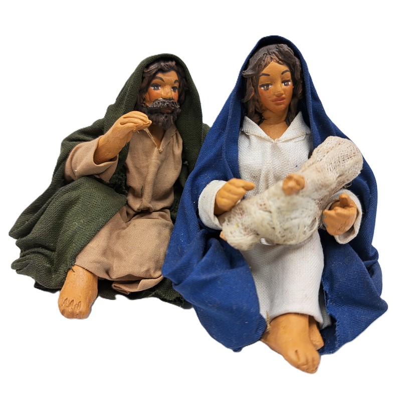 Famiglia con mamma, papà e neonato, personaggi del presepe napoletano, prodotto artigianale della città metropolitana di Napoli fatto a mano e dipinto a mano