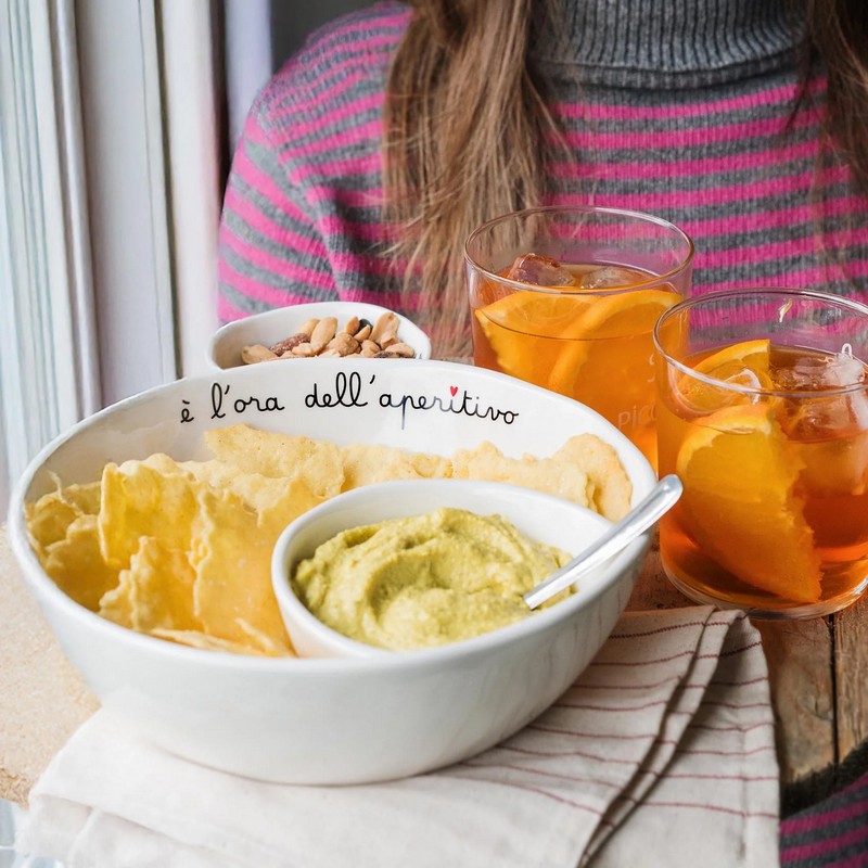 Ciotola in gres bianco con scomparto per condimenti decorata con scritta “È l'ora dell'aperitivo”
