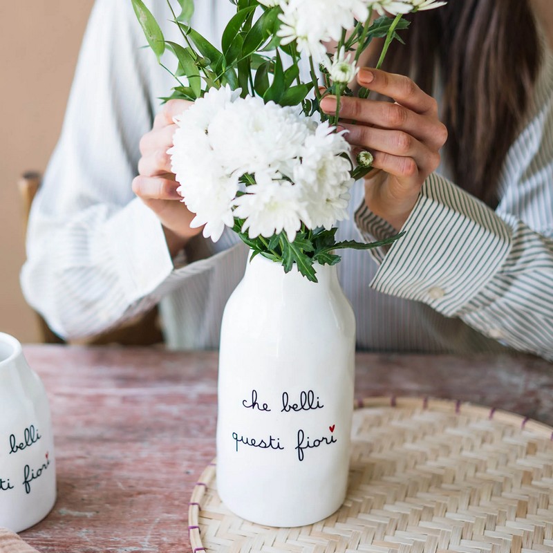 Vaso fiori in ceramica bianca con scritta “Che belli questi fiori”