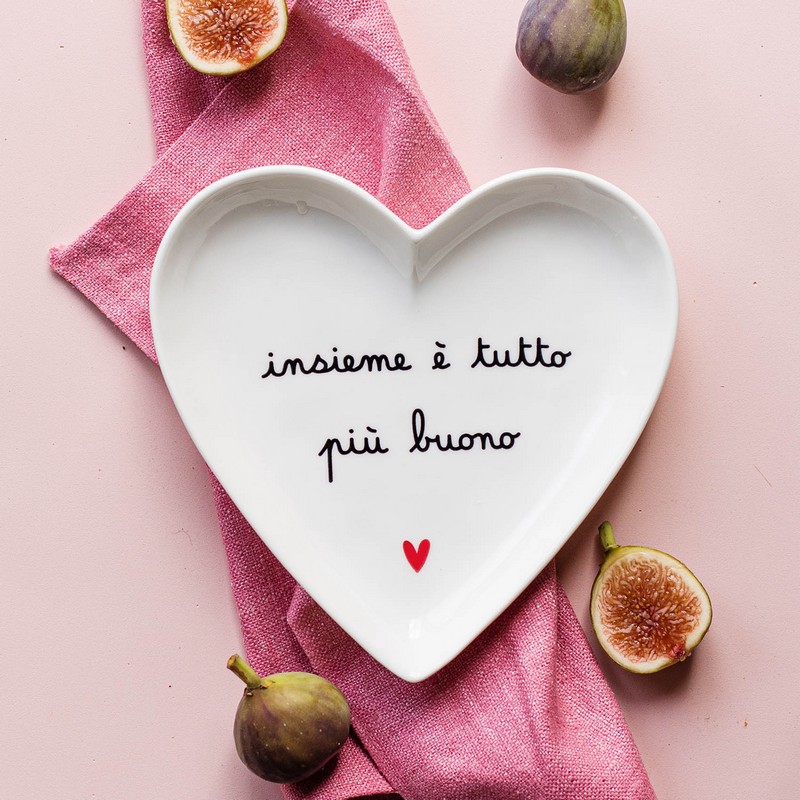Set 2 piatti cuore in ceramica bianca decorati con scritta “Insieme è tutto più buono”