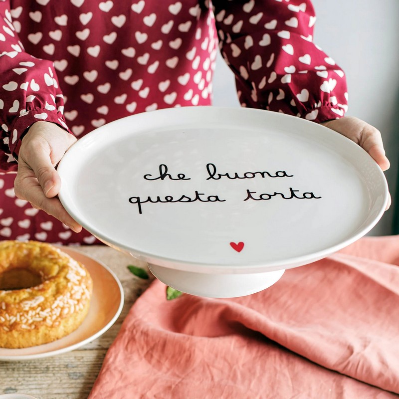 Alzata per dolci e torte in ceramica bianca con scritta “Che buona questa torta”, con cuore rosso e bordo rialzato
