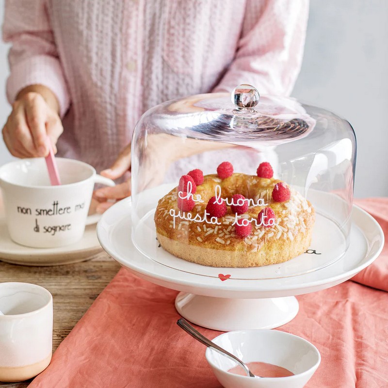 Alzata per dolci e torte in ceramica bianca con scritta “Che buona questa torta”, con cuore rosso e bordo rialzato