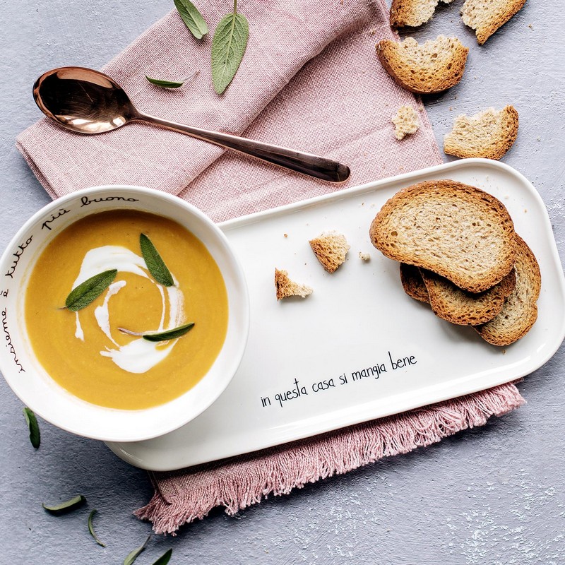 Piatto da portata rettangolare in gres bianco decorato con scritta “In questa casa si mangia bene”, utilizzabile anche come vassoio