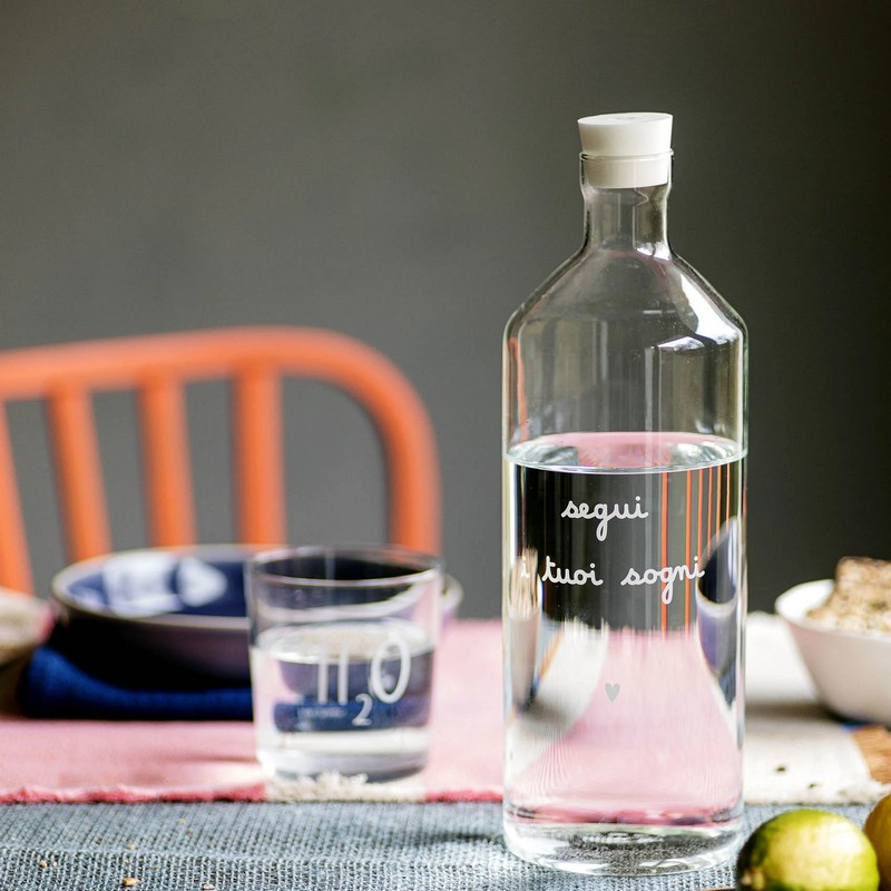 Bottiglia in vetro borosilicato con tappo e decoro “Segui i tuoi sogni” con cuore